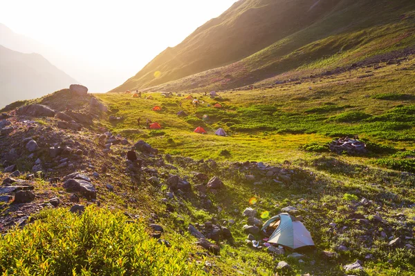 Туристические палатки в горах — стоковое фото