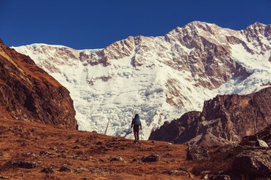 Himalaya Dağları'nda uzun yürüyüşe çıkan kimse