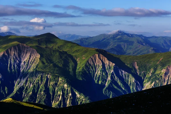 ภูเขาสีเขียวฤดูร้อน — ภาพถ่ายสต็อก