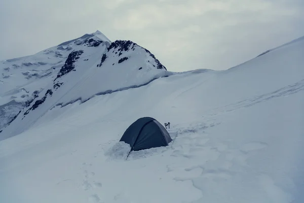 Палатка в зимних горах — стоковое фото