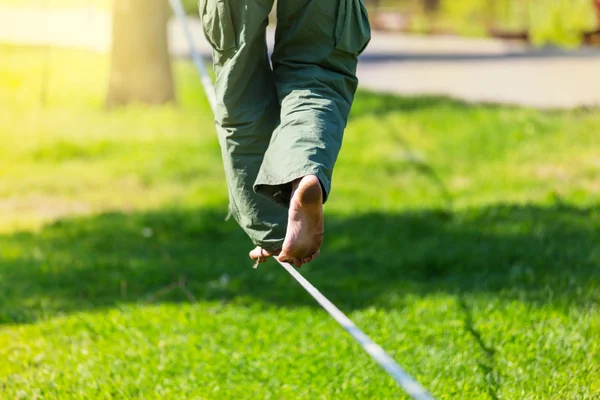 Slacklining, praktyki w równowadze — Zdjęcie stockowe