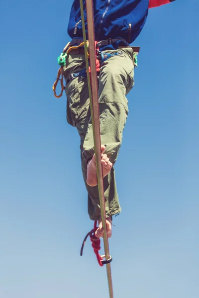 Slacklining, practice in balance — Stock Photo, Image