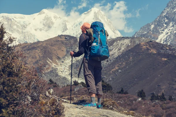 Caminhante nas montanhas do Himalaia — Fotografia de Stock