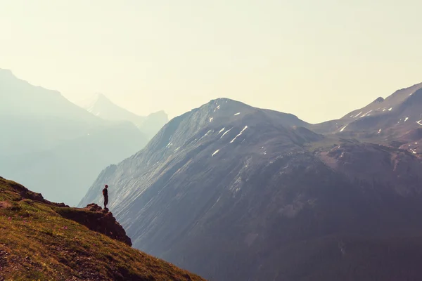 Wandersmann in den Bergen — Stockfoto