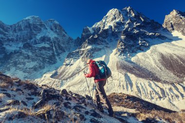 Himalaya dağlarında Hiking adam