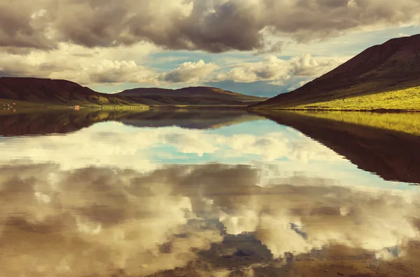 Vyrovnanost jezero na Aljašce — Stock fotografie
