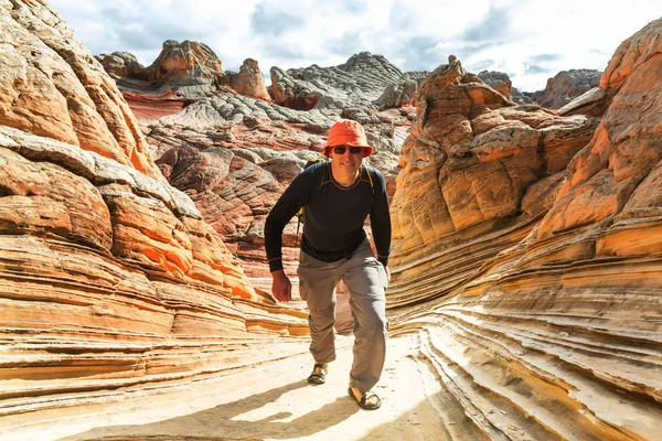 Wandelen in de bergen van de kleurrijke man — Stockfoto