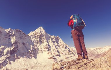 Uzun yürüyüşe çıkan kimse Himalaya dağ.