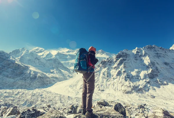 Uzun yürüyüşe çıkan kimse Himalaya dağ. — Stok fotoğraf