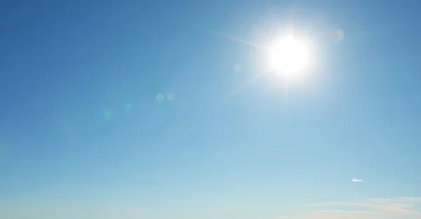 Friedlicher Himmel mit Sonne — Stockfoto