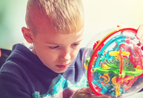 Çocuk oyuncakla oynuyor