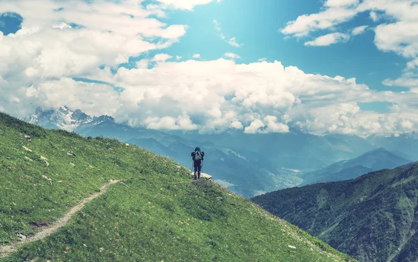 Backpacker wandelen in de bergen — Stockfoto