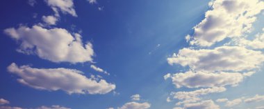 Bulutlu mavi gökyüzü