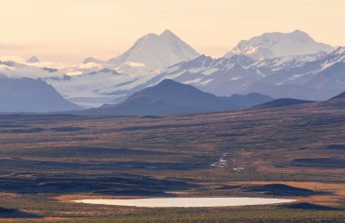 Yaz Alaska dağlarında