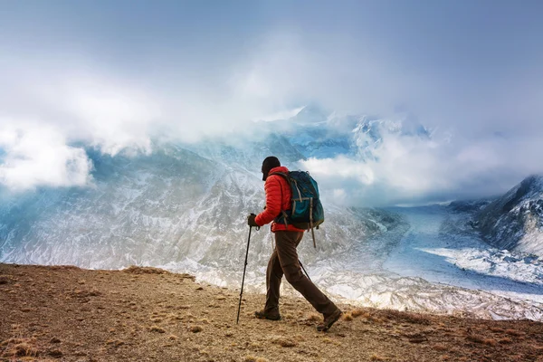 히말라야 산에서 등산객 — 스톡 사진