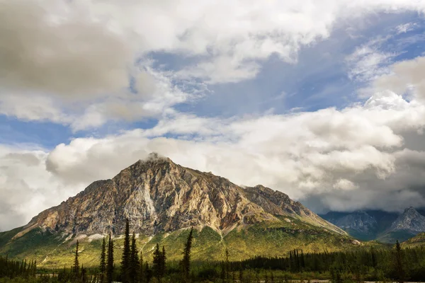 Montagnes de l'Alaska en été — Photo