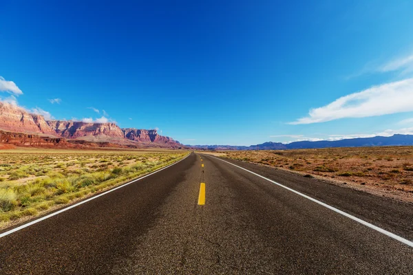 Strada in campagna prateria — Foto Stock