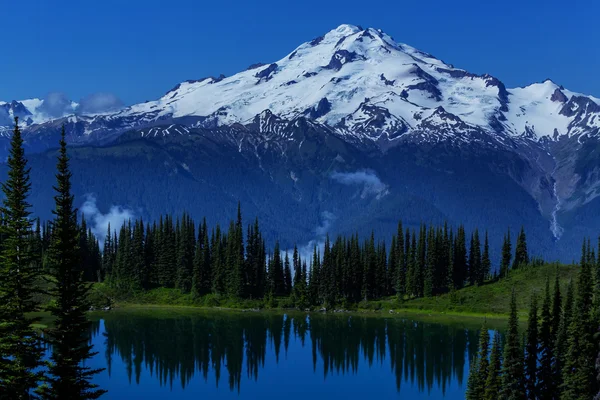 Image lake and Glacier Peak — Stock Photo, Image