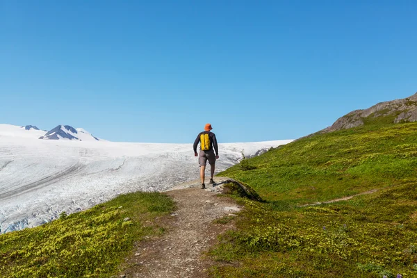 徒步旅行者在退出冰川 — 图库照片