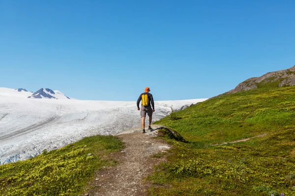 Senderista en glaciar de salida — Foto de Stock