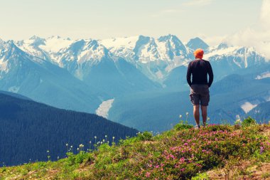 Dağlarda yürüyüş adam