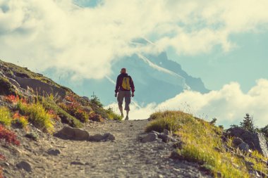 Dağlarda yürüyüş adam