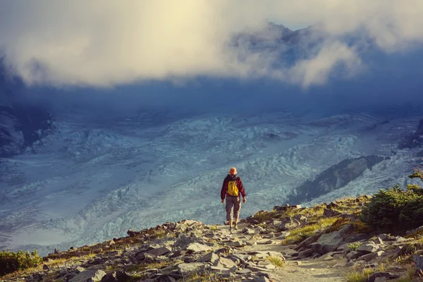 Dağlarda yürüyüş adam