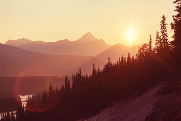 Prachtige bergen in de zonsondergang — Stockfoto