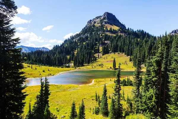 Lago da serenidade nas montanhas — Fotografia de Stock