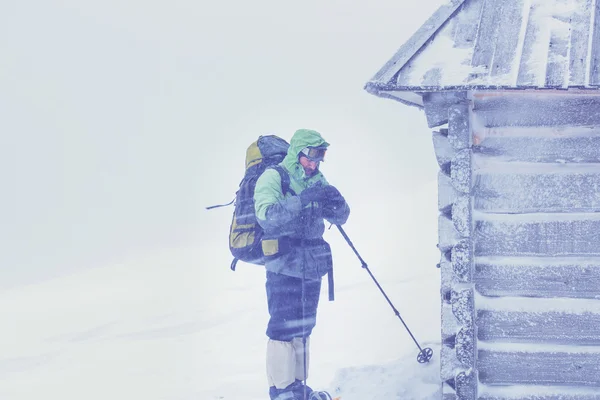 在降雪的冬季徒步旅行 — 图库照片