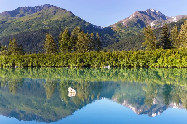 Lugn sjö i Alaska tundra — Stockfoto