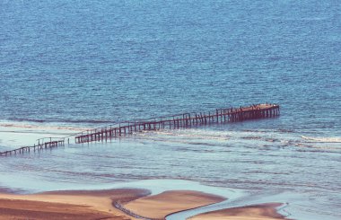 Sahilde ahşap tahta