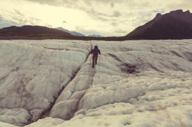 Alaska'da buzul üzerinde uzun yürüyüşe çıkan kimse