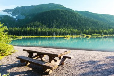 Alaska tundrasında dinginlik gölü