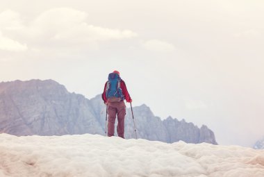 Alaska'da buzul üzerinde uzun yürüyüşe çıkan kimse