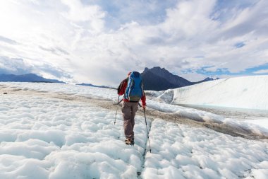Alaska'da buzul üzerinde uzun yürüyüşe çıkan kimse