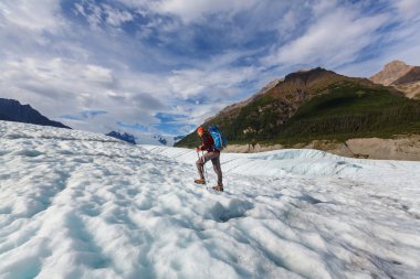 Alaska'da buzul üzerinde uzun yürüyüşe çıkan kimse