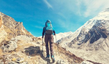 Uzun yürüyüşe çıkan kimse Himalaya dağ