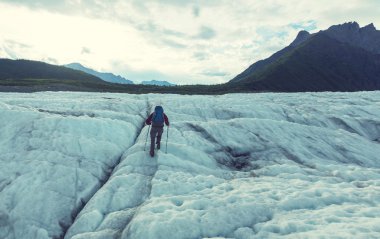 Alaska'da buzul üzerinde uzun yürüyüşe çıkan kimse