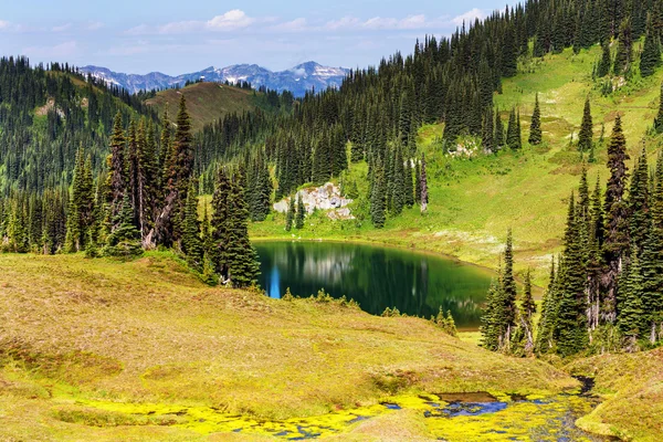 Lago di serenità in montagna — Foto Stock