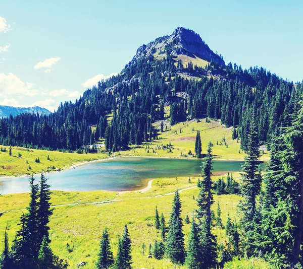 Lago de la serenidad en las montañas — Foto de Stock