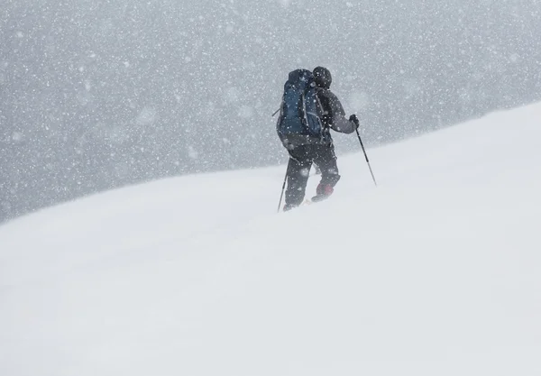 Escursione invernale sulla neve — Foto Stock