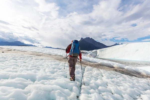 在阿拉斯加的冰川上的徒步旅行者 — 图库照片