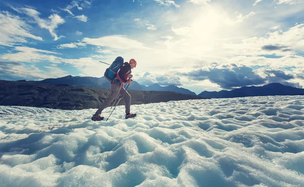 Пеший турист на леднике Аляски — стоковое фото