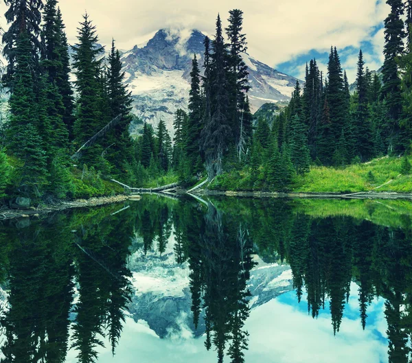 Sereniteit meer in de bergen — Stockfoto