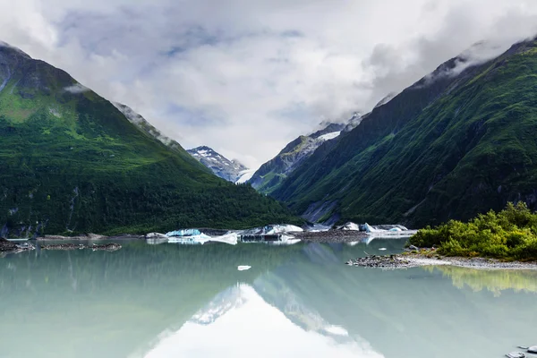 Lago da serenidade na tundra do Alasca — Fotografia de Stock