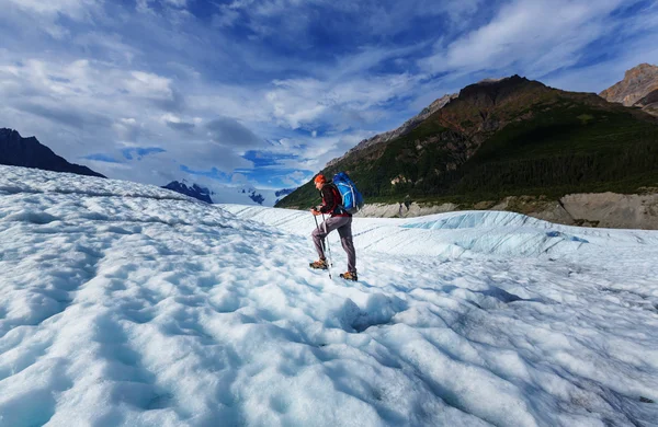 Alaska'da buzul üzerinde uzun yürüyüşe çıkan kimse — Stok fotoğraf