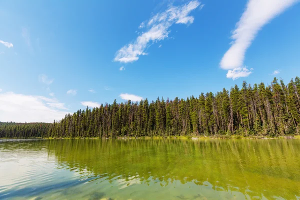 Lago pitoresco em Canadá — Fotografia de Stock