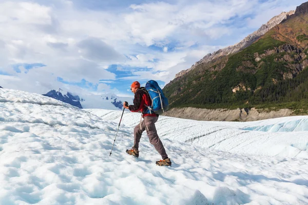 Wandelaar op gletsjer in Alaska — Stockfoto