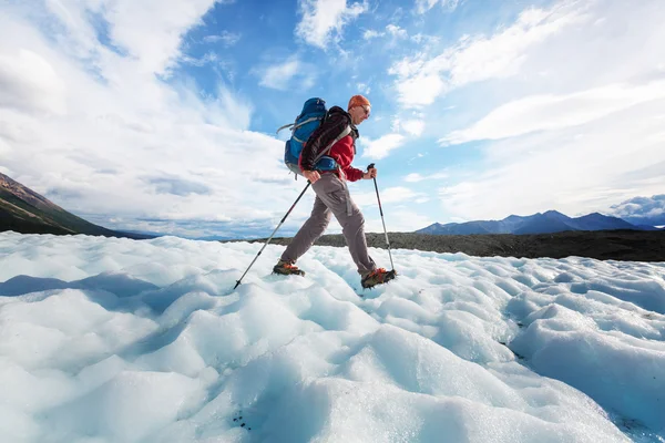 Alaska'da buzul üzerinde uzun yürüyüşe çıkan kimse — Stok fotoğraf